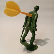 Figurine de soldat en plastique vert avec une flèche jaune