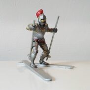Guerrier en armure sur des skis