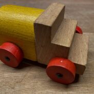Petit camion en bois