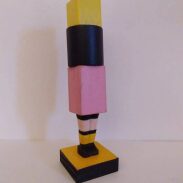 Statuette en forme de crayon