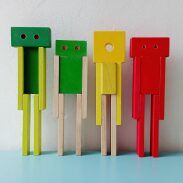 Quatre personnages de bois