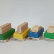 Quatre petites voitures en bois