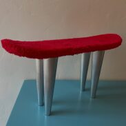 Banc en bois avec tapis rouge
