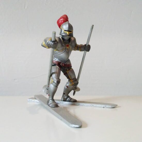 Guerrier en armure sur des skis